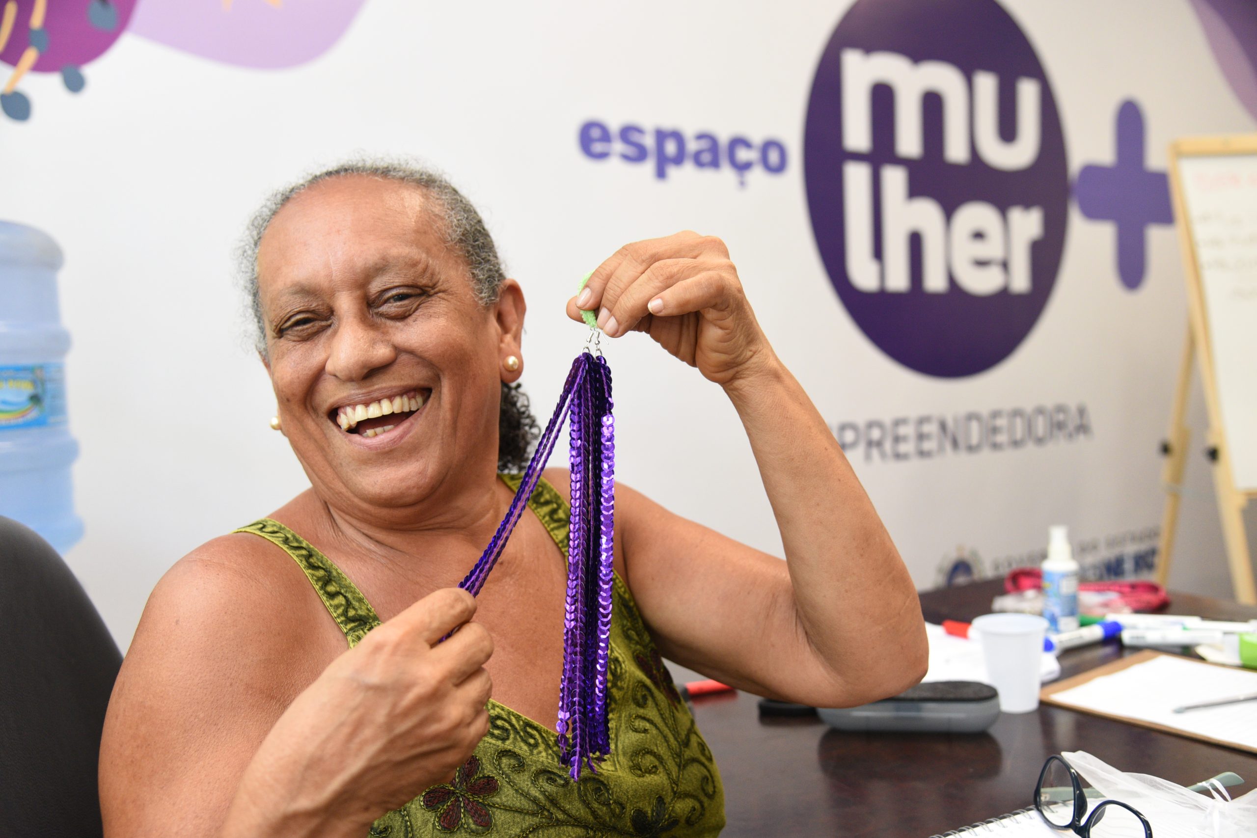 Criatividade vira renda antes da folia no Rio