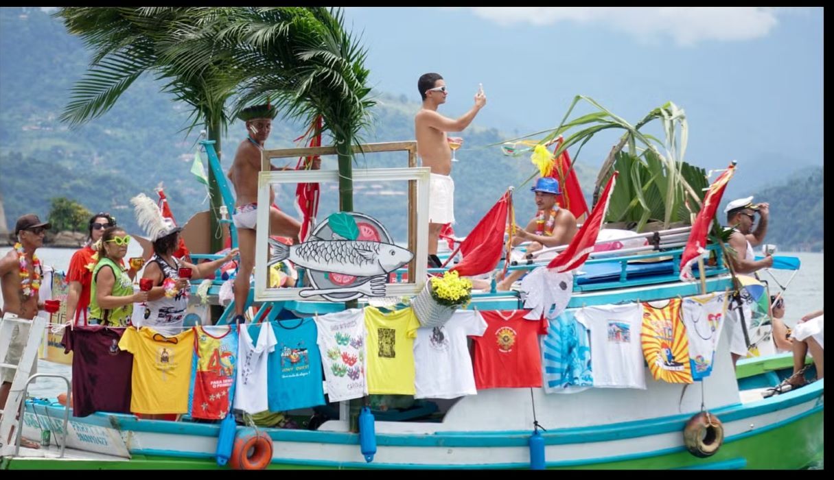 Carnamar 2026 transforma a baía de Paraty em palco da folia