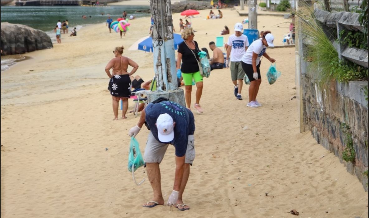Prefeitura de Mangaratiba faz ação ambiental na Praia de Ibicuí