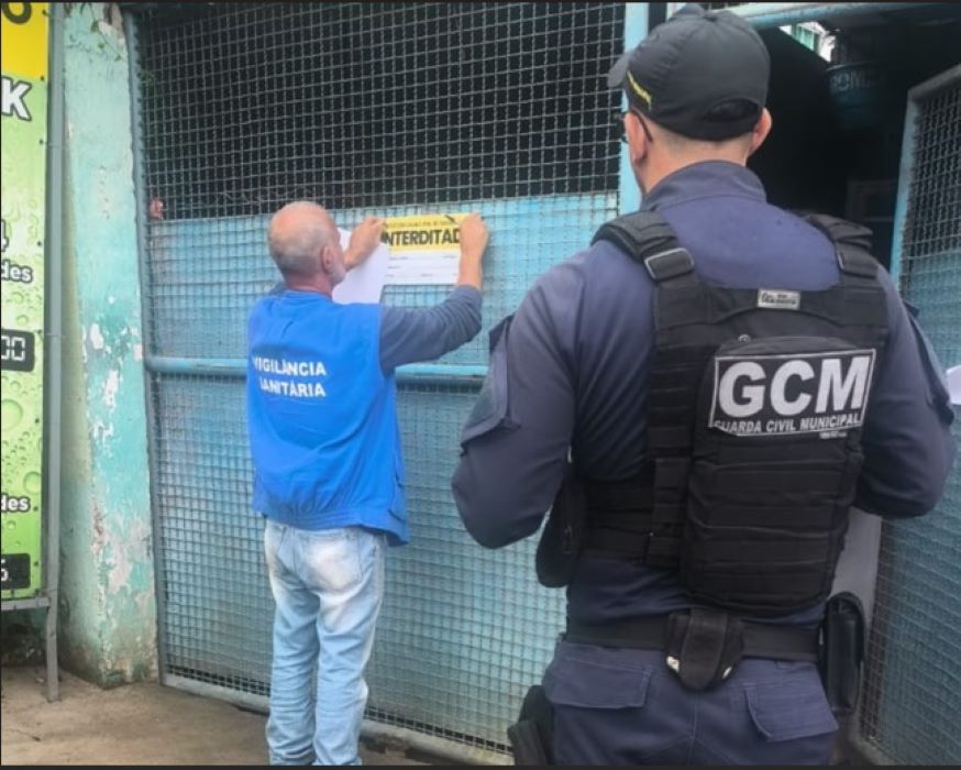 Vigilância Sanitária interdita fábrica de gelo clandestina em Mangaratiba