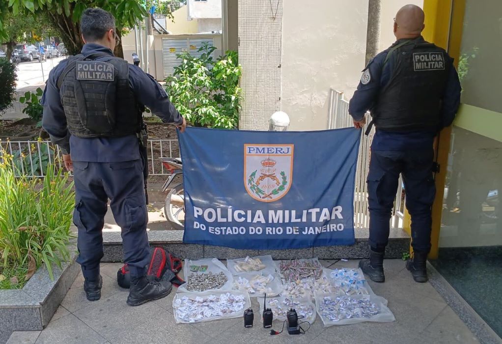 PM apreende drogas e rádios transmissores em Itaguaí
