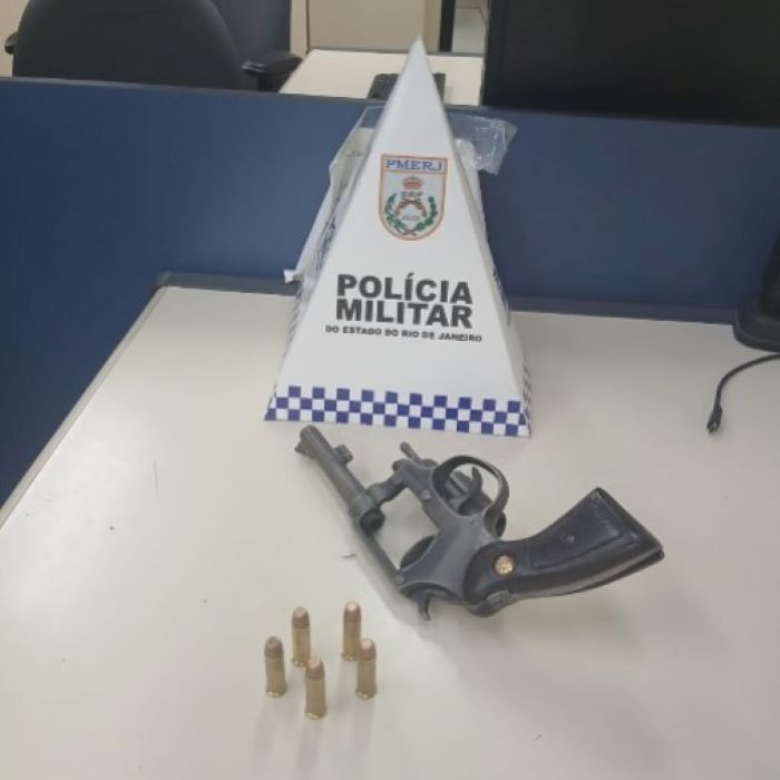 Polícia prende homem armado em Coroa Grande, Itaguaí
