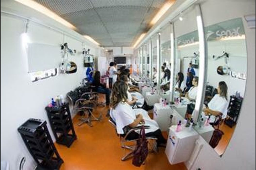Escola Móvel de Beleza do Senac oferece 98 vagas gratuitas em Angra