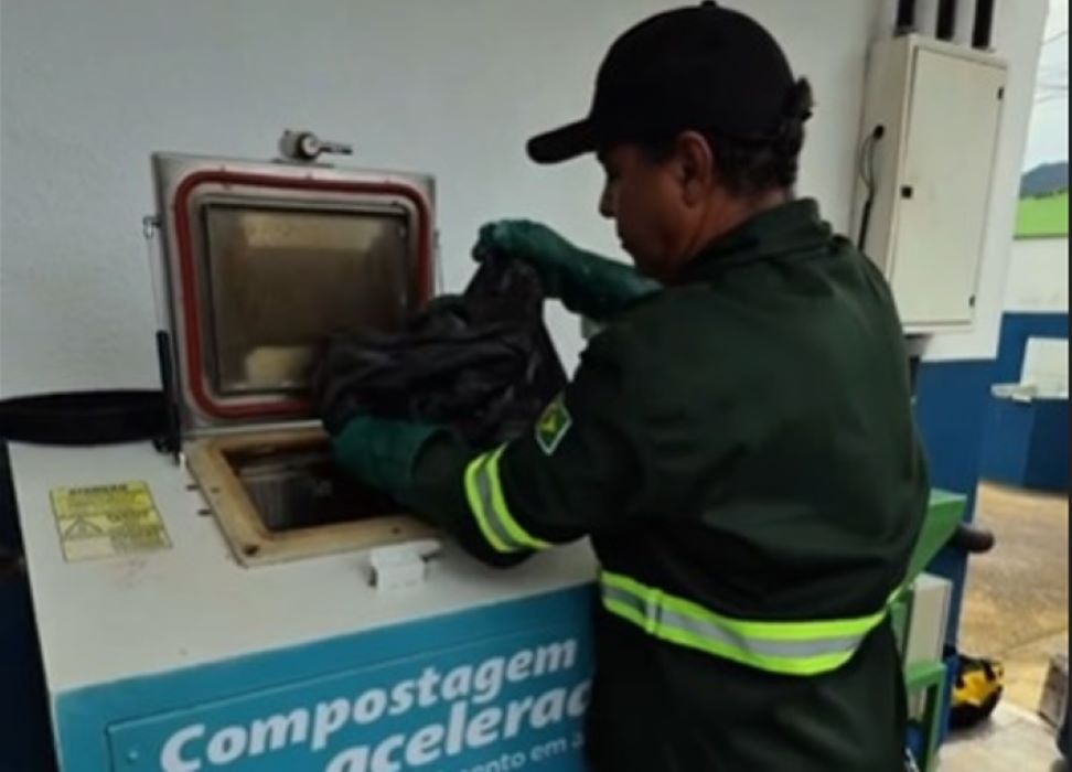Escola de Muriqui recebe máquina de compostagem e instala PEV