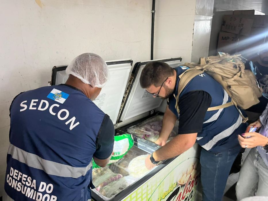 Fiscalização descarta alimentos impróprios em Angra dos Reis