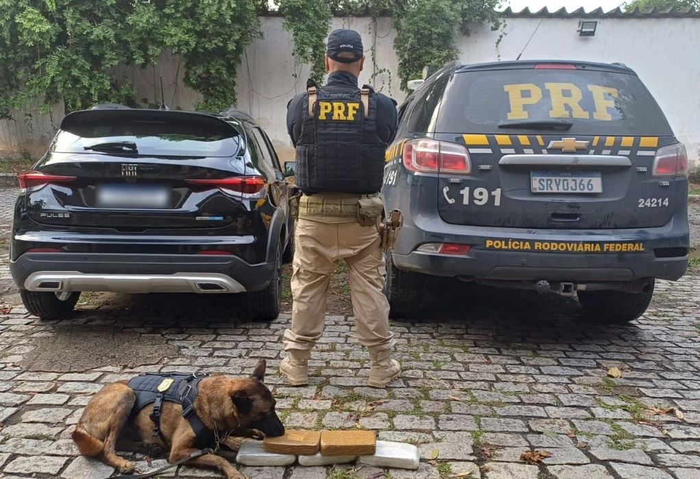 PRF apreende 5 kg de pasta base de cocaína em Seropédica