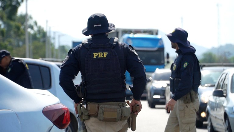 PRF registra queda em acidentes e mortes no Carnaval 2026 no RJ