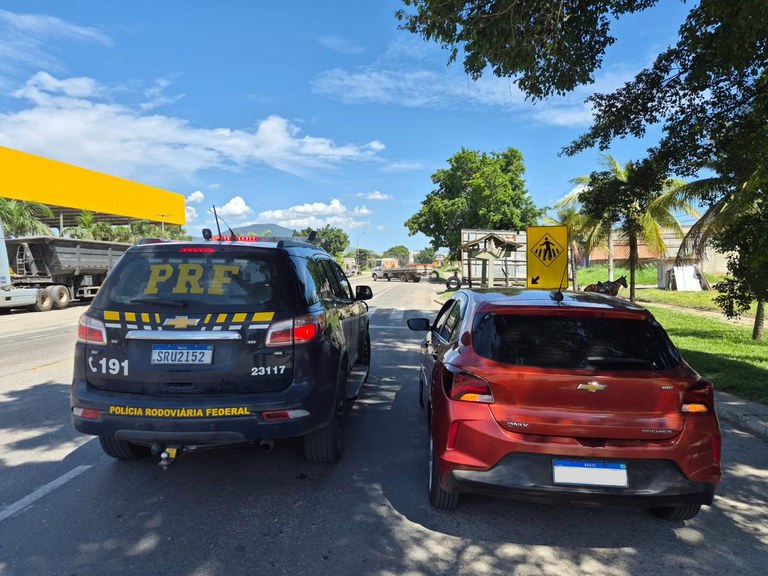 Seropédica: PRF recupera carro roubado na BR-465